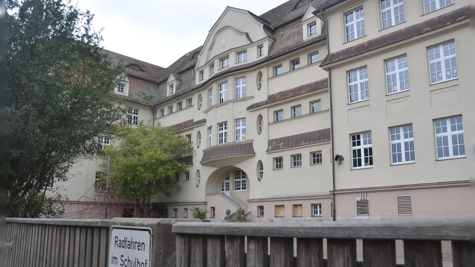 Der Pausenhof der Grundschule Neues Schloss war schon früher mit einer Kletterspinne bestückt (Foto aus 2016). Die soll wieder aufgebaut werden. (Archivbild: Patrick Lauer)