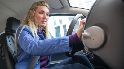 Gut vorbereitet im Ernstfall: Autofahrerinnen und Autofahrer sollten sicherstellen, dass der Verkehrsfunk auch während Musikstreaming oder Hörspielen empfangsbereit bleibt. (Foto: Christin Klose/dpa-tmn)