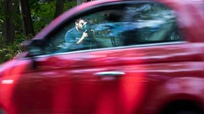 Regelmäßige Kontrollen sollen dazu beitragen, die Zahl der Verstöße gegen die Höchstgeschwindigkeit zu verringern. (Archivfoto)  (Foto: Christoph Soeder/dpa)