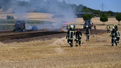 Bei Stübach geriet eine Strohballenpresse in Brand.  (Foto: Johann Schmidt)