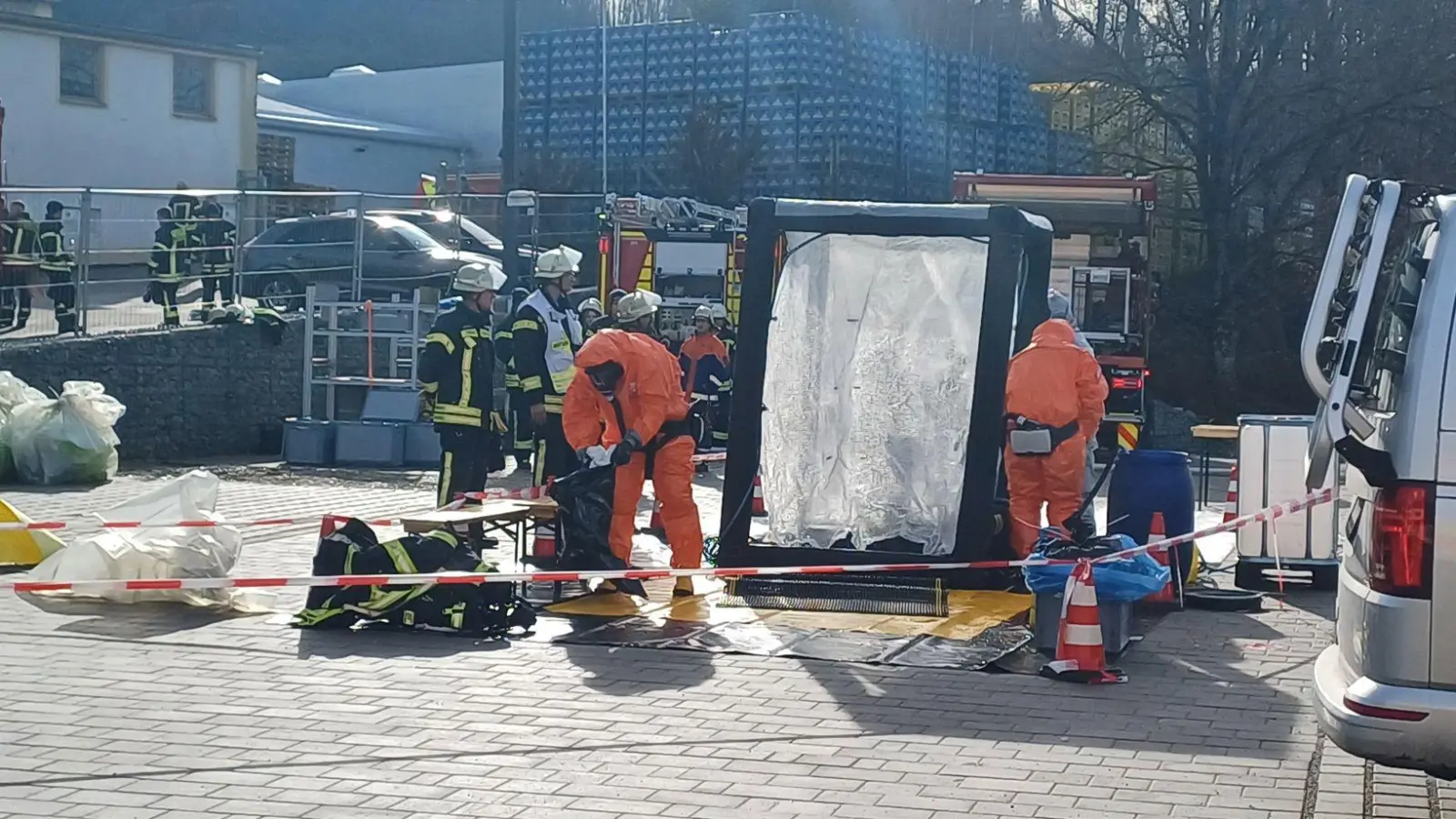 Drei Menschen wurden laut Polizei nach dem Säureaustritt ins Krankenhaus gebracht.  (Foto: Markus Zechbauer/zema-medien/dpa)