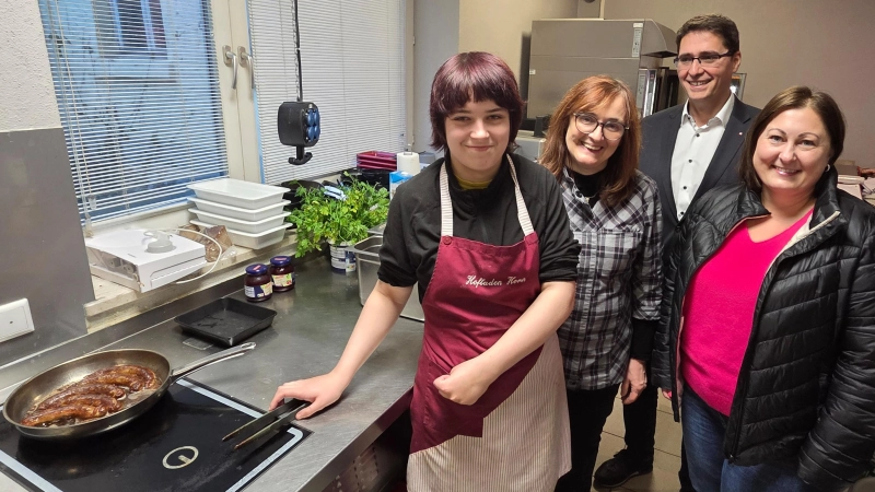 Hat ihre Küche im Griff: Jenny Hartnagel (links) mit Chefin Cornelia Horn (dahinter) sowie Wolfgang Langer und Birgit Spandl von der Agentur für Arbeit. (Foto: Agentur für Arbeit)