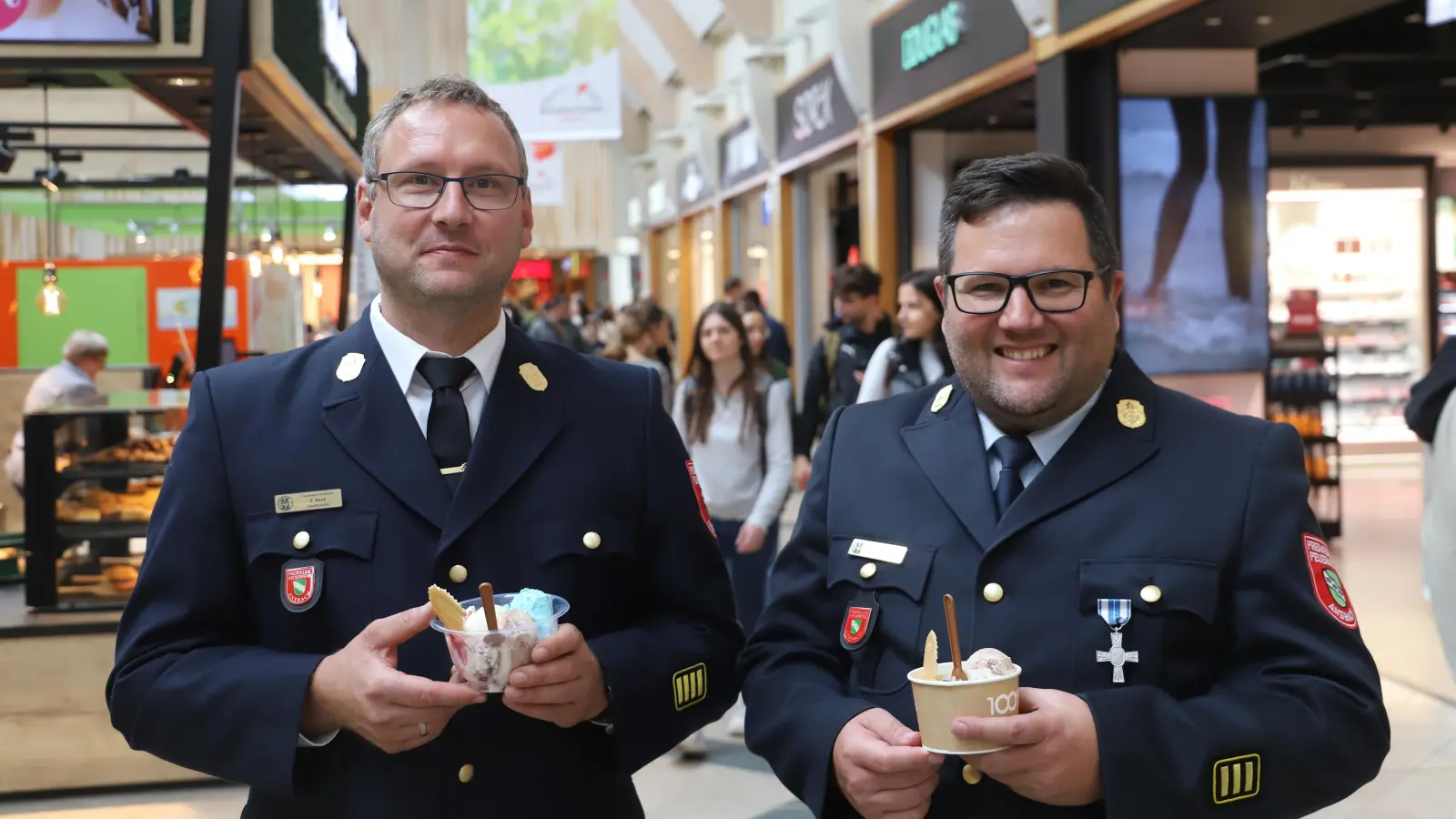 Nach getaner Arbeit ein Eis: Stadtbrandrat Steffen Beck (links) und Stadtbrandinspektor Tilman Wörrlein. (Foto: Oliver Herbst)