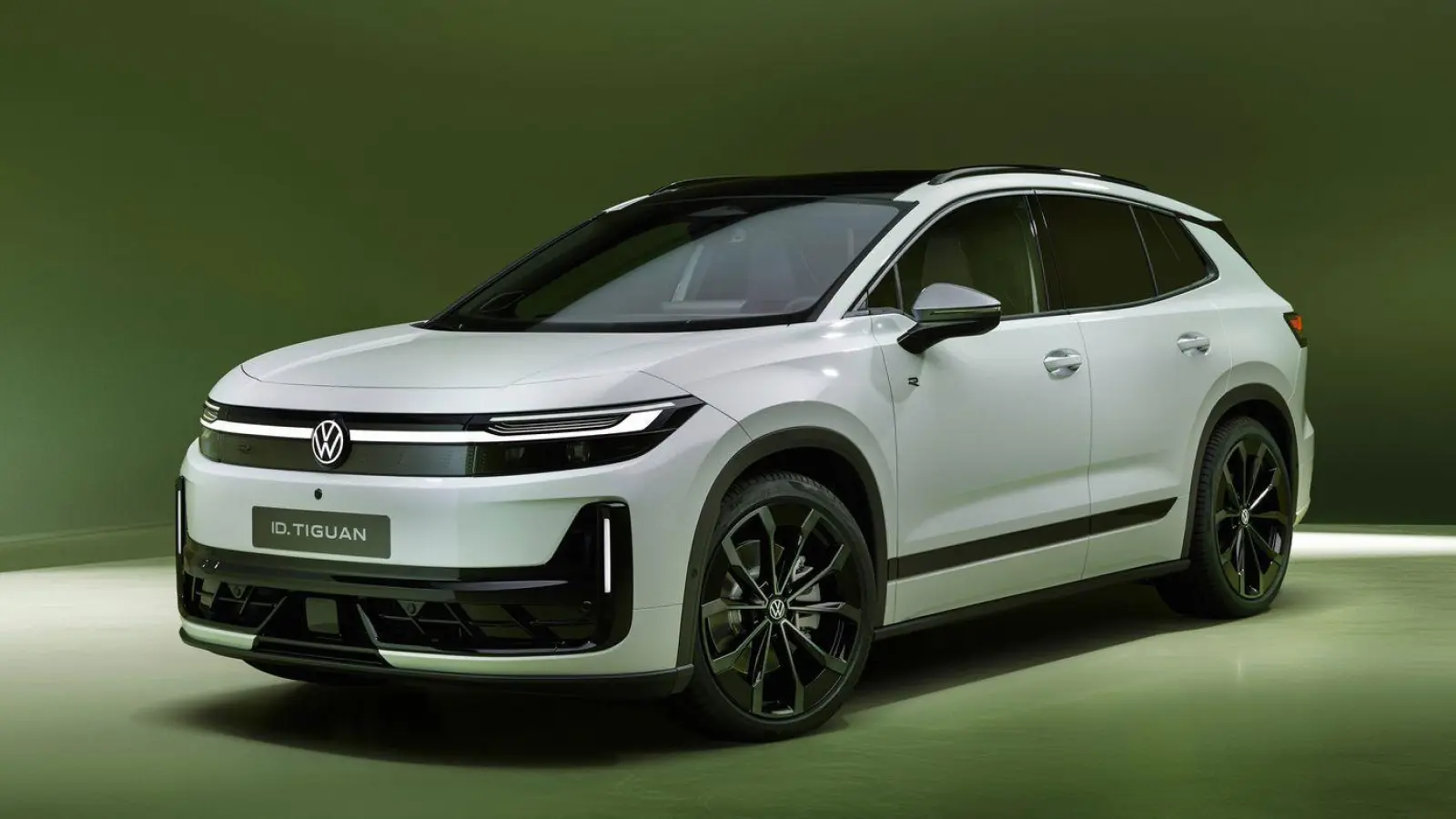 Volkswagen erneuert den ID.4 gründlich und gibt ihm einen vertrauten Namen: Anfang 2027 soll der elektrische Geländewagen als ID.Tiguan starten. (Foto: Volkswagen AG/dpa-tmn)