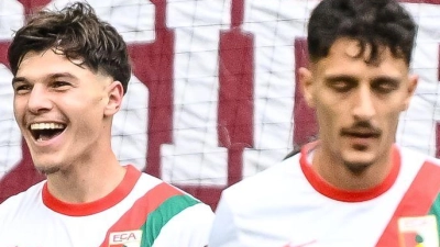 Noahkai Bank (l) und Mert Kömür (M) beim Torjubel. Beim 3:1 gegen Wolfsburg trafen beide Youngster zuletzt. (Archivbild) (Foto: Harry Langer/dpa)