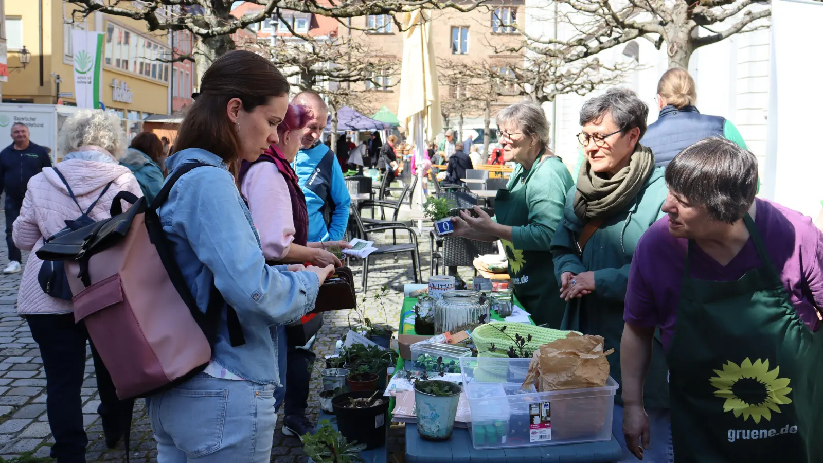 Mitglieder der Grünen und des Bund Naturschutz hatten am Samstag alle Hände voll zu tun: Viele Menschen ließen sich beraten. (Foto: Antonia Müller)