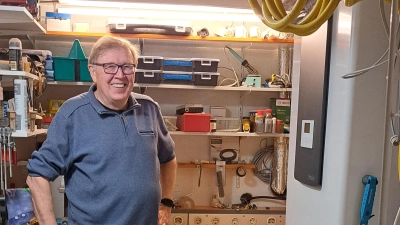 Bernd Deutschmann führte die Wärmepumpe im Heizungskeller seines Hauses vor.  (Foto: Gerhard Bauer)