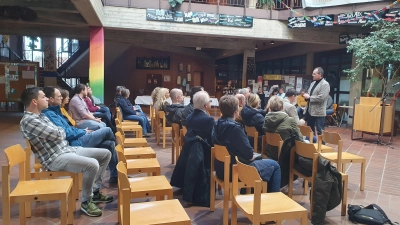 Franz Stegner, Schulleiter der Mittelschule in Bad Windsheim (rechts), erläuterte den rund 30 Vertretern aus Politik und Schulen seine Meinung zur Wirtschaftsschule ab der fünften Klasse. (Foto: Anna Franck)