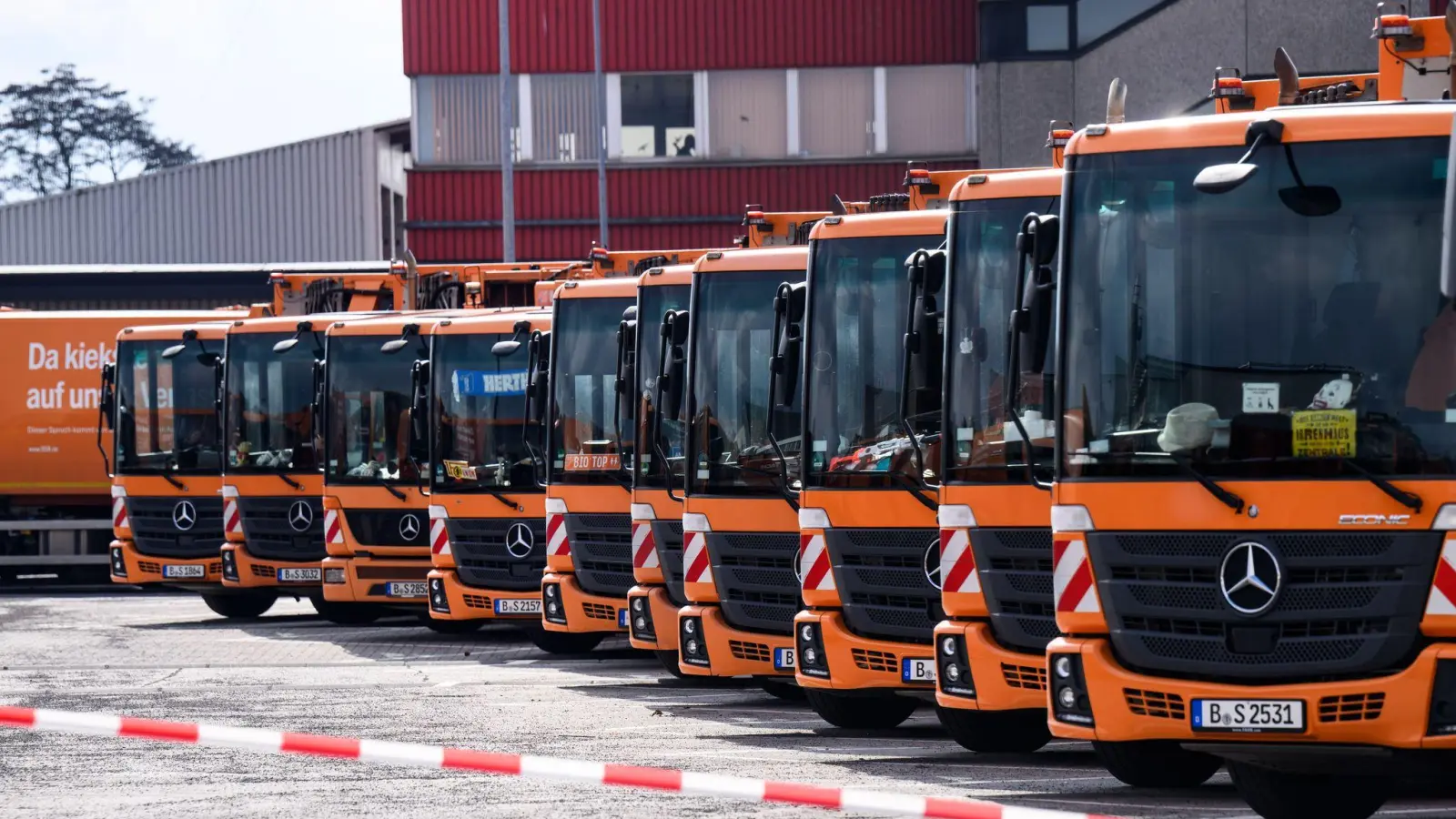 Im kommenden Jahr werden wieder die Tarifverträge für den Öffentlichen Dienst des Bundes und der Kommunen verhandelt. Warnstreiks etwa bei der Müllabfuhr könnten wieder dazugehören. (Symbolbild)  (Foto: Bernd von Jutrczenka/dpa)
