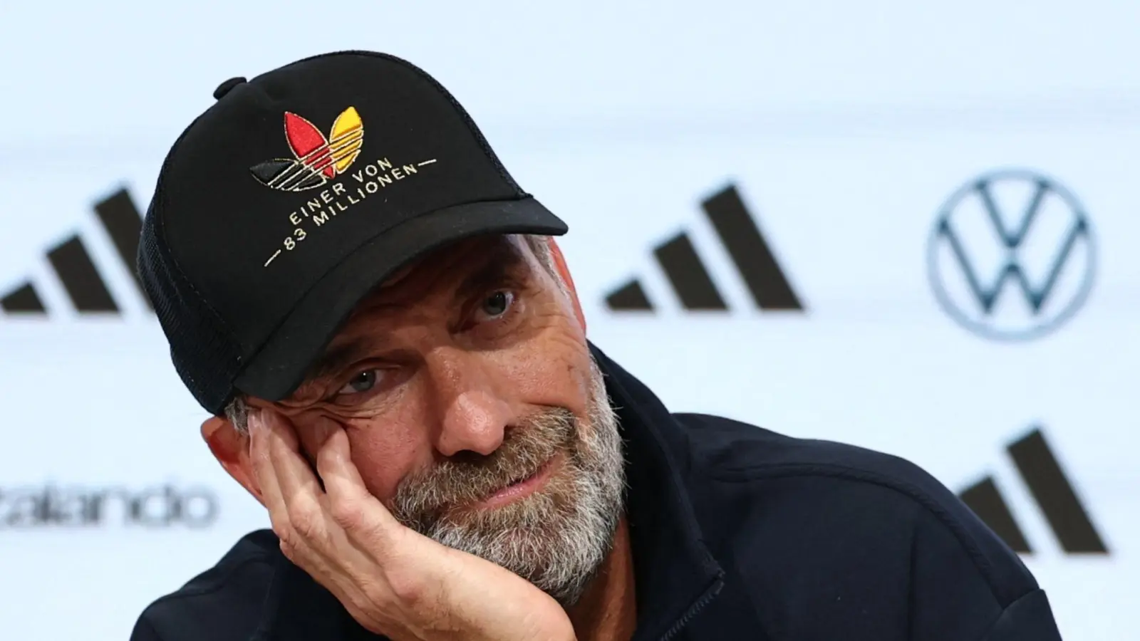 Für Jürgen Klopp ist der Sieg gegen Serbien ein ganz besonderer.  (Foto: Christian Charisius/dpa)
