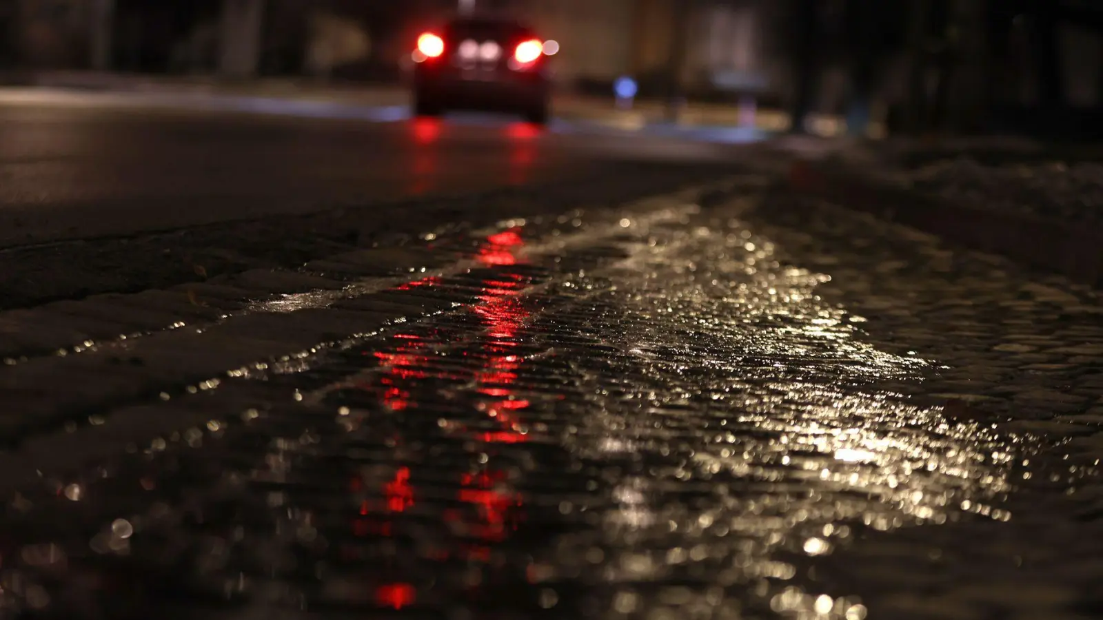 Autofahrer aufgepasst - auf den bayerischen Straßen kann es glatt werden. (Symbolbild) (Foto: Karl-Josef Hildenbrand/dpa)