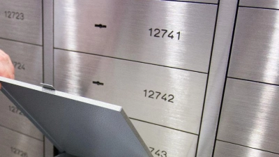 Was befindet sich eigentlich im Bankschließfach? Außer dem Inhaber selbst können das nur Personen wissen, denen dieser die Informationen anvertraut hat. (Foto: Daniel Reinhardt/dpa)