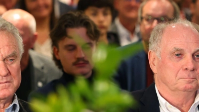 Sepp Maier (l) und Uli Hoeneß können auf eine lange gemeinsame Vergangenheit zurückblicken. (Foto: Karl-Josef Hildenbrand/dpa)