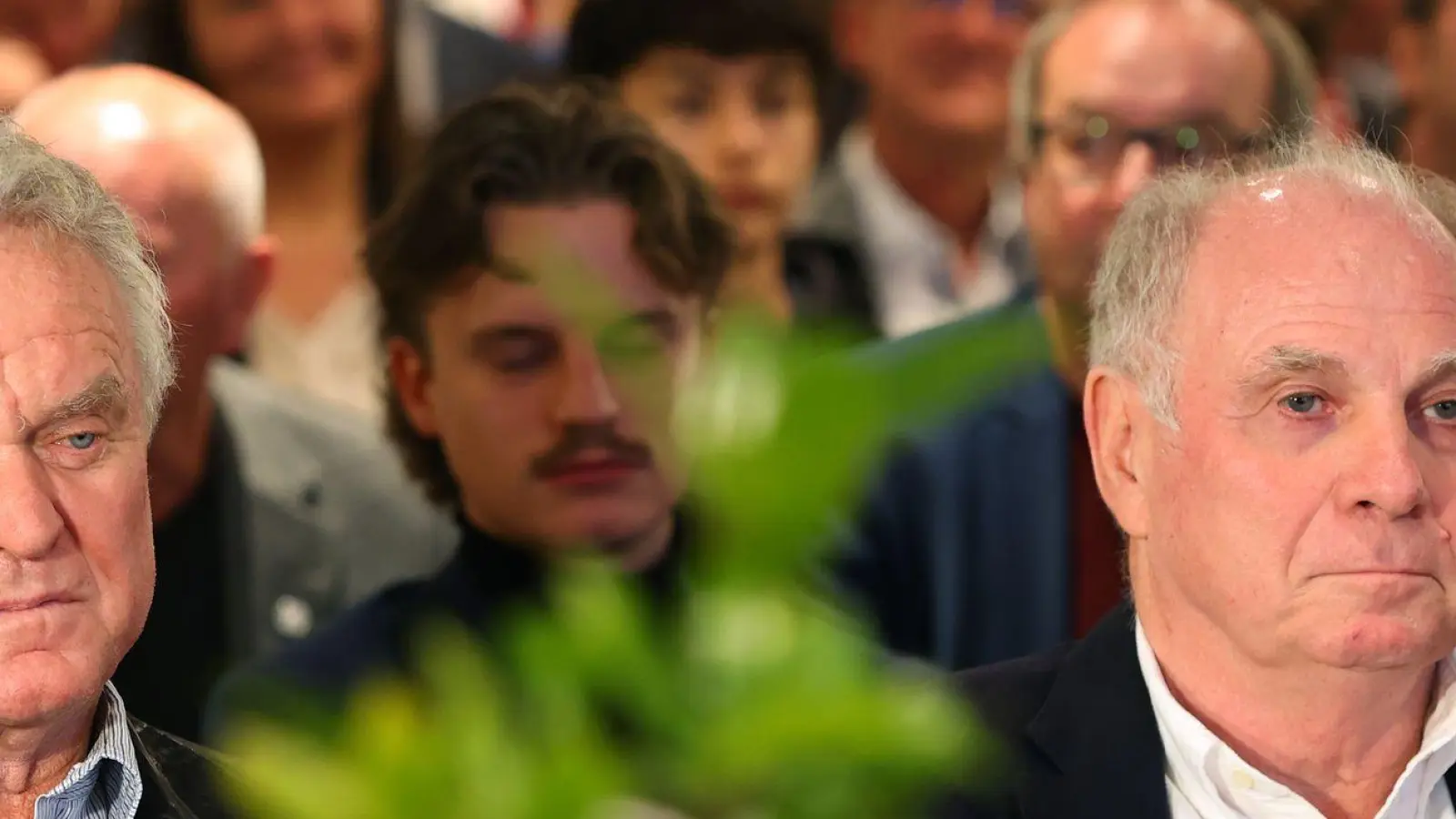 Sepp Maier (l) und Uli Hoeneß können auf eine lange gemeinsame Vergangenheit zurückblicken. (Foto: Karl-Josef Hildenbrand/dpa)