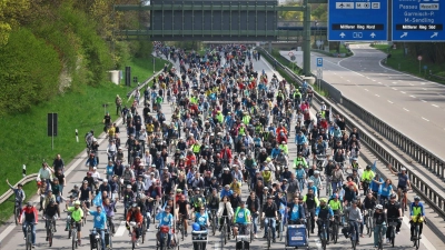 Schon 2023 waren zahlreiche Radler bei der ADFC-Sternfahrt auf der A96 unterwegs. (Archivbild)  (Foto: Karl-Josef Hildenbrand/dpa)