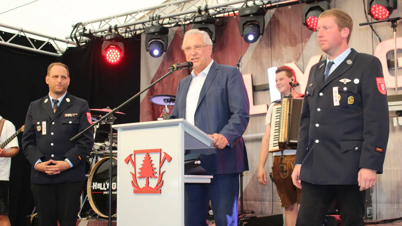 Daniel Hornberger (Ungetsheim), Schirmherr Staatsminister Joachim Herrmann und Martin Reißig (Breitenau, von links) freuten sich über die Feuerwehrfusion. (Foto: Herbert Dinkel)