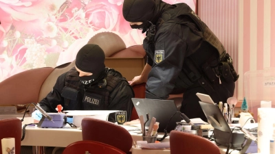 Im Januar durchsuchten Bundespolizisten ein Nagelstudio in Düsseldorf. (Archivbild) (Foto: David Young/dpa)