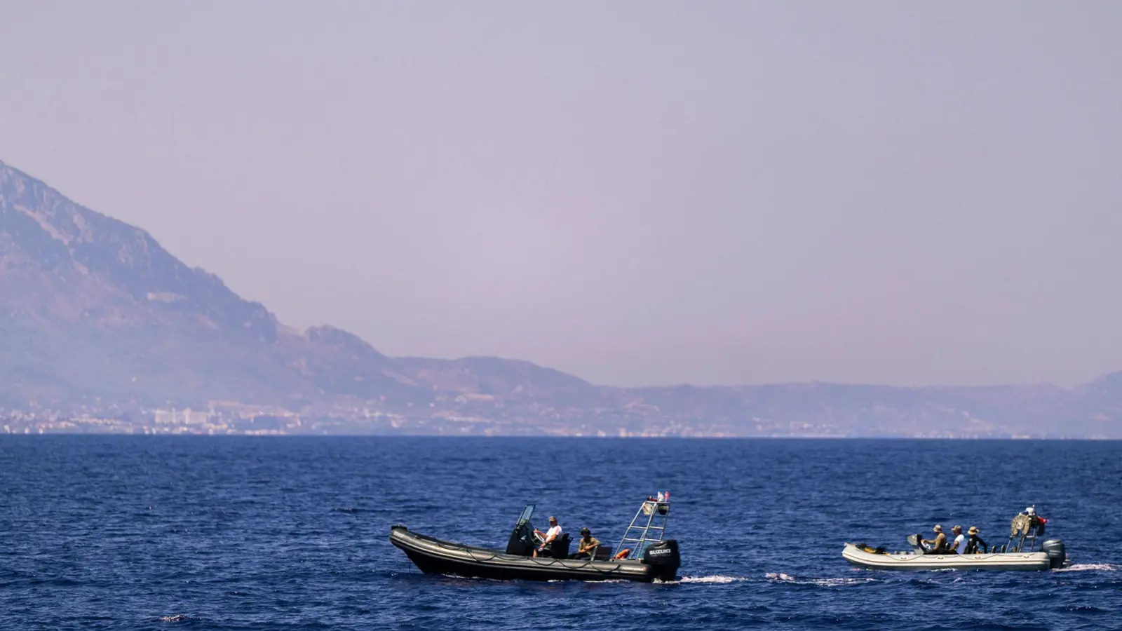 An der Suche nach Vermissten vor Zypern sind auch Motorboote beteiligt. (Archivbild) (Foto: Nedim Enginsoy/AP/dpa)