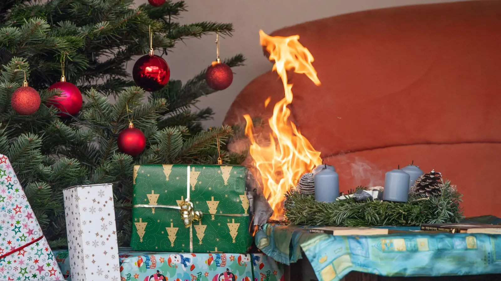 Schäden an beweglichen Gegenständen, wie Möbeln oder Weihnachtsgeschenken, sind bei Beschädigung durch Feuer oder Löschwasser von der Hausratversicherung gedeckt. (Foto: Zacharie Scheurer/dpa-tmn)