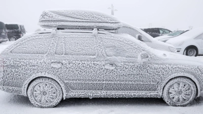 Brrr -  saukalt! Mit Eiskratzer und sorgfältiger Vorbereitung sorgt man auch in solchen Fällen für freie Sicht und damit Sicherheit auf winterlichen Straßen. (Foto: Jan Woitas/dpa/dpa-tmn)