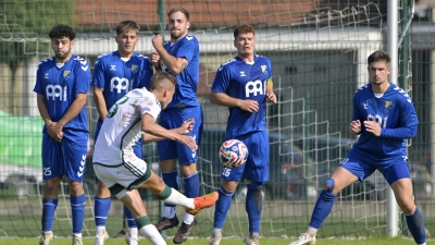 Unter Beschuss: Steinachgrund, das hier eine Mauer gegen Dominik Haller (Ammerthal) stellt, kassierte zuletzt eine Niederlage. (Foto: Martin Rügner)