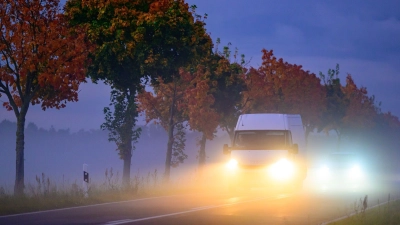 Kürzere Tage und herbstliches Wetter verschlechtern die Sicht beim Autofahren. (Foto: Patrick Pleul/dpa/dpa-tmn)