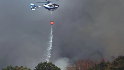 Ob Löschhubschrauber, Wasserwerfer oder Panzer - in Hürtgenwald wird alles technisch Mögliche an den Start gebracht, um den Waldbrand zu bekämpfen. (Foto: Federico Gambarini/dpa)