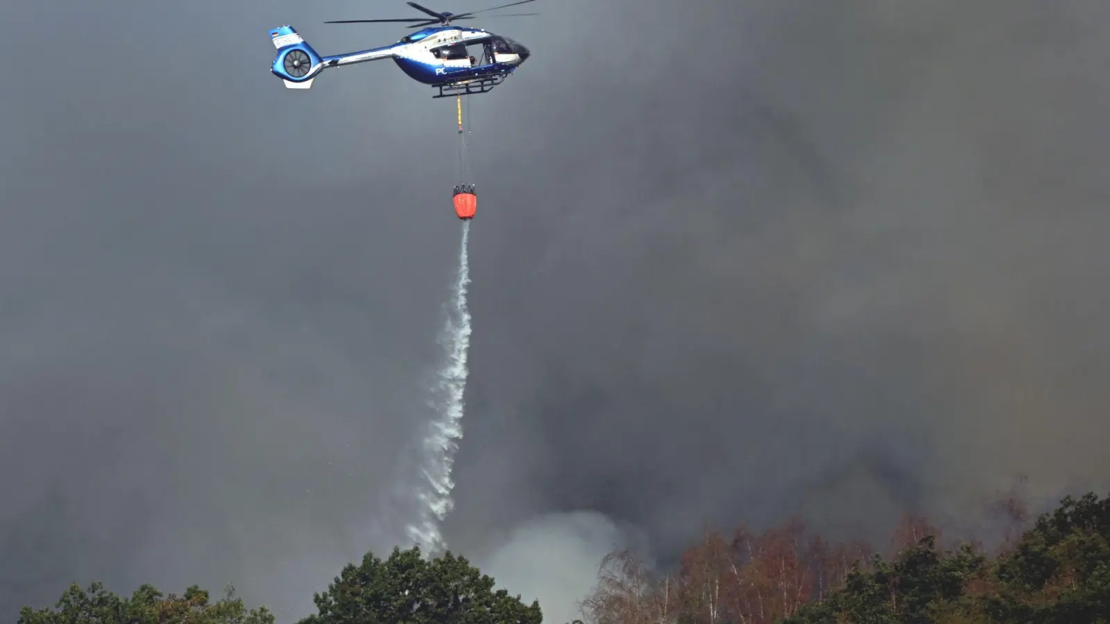 Ob Löschhubschrauber, Wasserwerfer oder Panzer - in Hürtgenwald wird alles technisch Mögliche an den Start gebracht, um den Waldbrand zu bekämpfen. (Foto: Federico Gambarini/dpa)