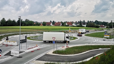 In den Kreisverkehr an der Ölmühle im Dinkelsbühler Norden soll einst die Ostumfahrung der B25 einmünden.Allerdings verzögert sich der Baustart weiter. (Foto: Jürgen Binder)