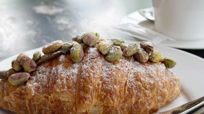 Lecker: Pistazien erfreuen sich in vielerlei Form großer Beliebtheit, wie hier Croissant-Füllung und -Belag. (Foto: Gregor Tholl/dpa)