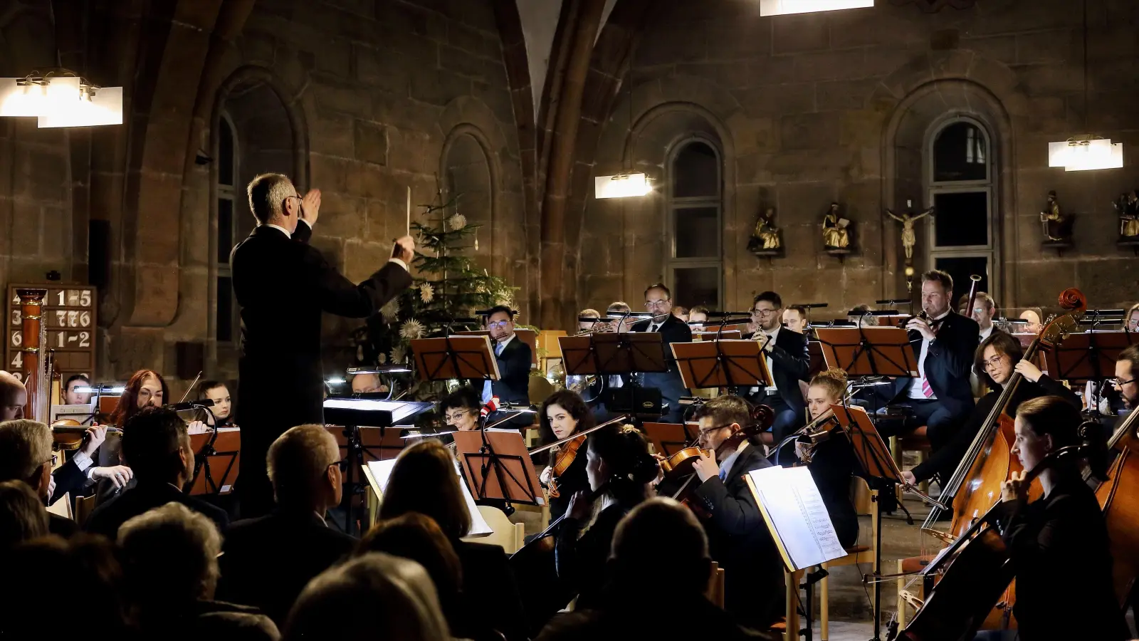 Beim Neujahrskonzert im Heilsbronner Refektorium: die Erzgebirgische Philharmonie Aue unter der Leitung von Dieter Klug. (Foto: Thomas Wirth)