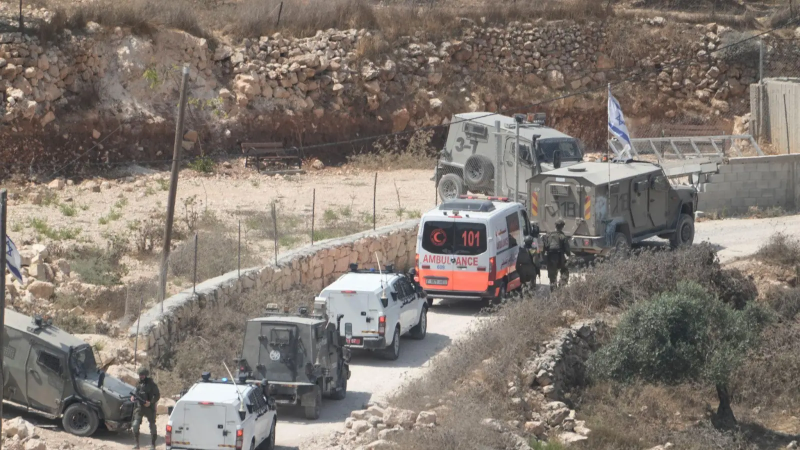 Israelische Soldaten und Krankenwagen am Ort eines neuen Angriffs israelischer Siedler in einem palästinensischen Dorf.  (Foto: Majdi Mohammed/AP/dpa)