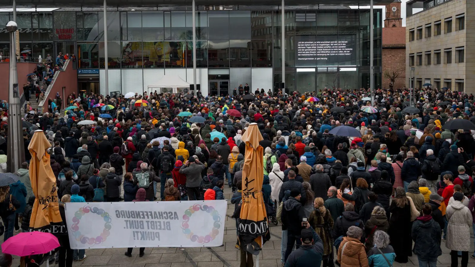 Insgesamt zählte die Polizei rund 3.000 Teilnehmer. (Foto: Daniel Vogl/dpa)