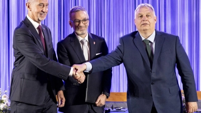 Orban (r), Kickl (M) und Babis (l) besiegeln in Wien das Bündnis „Patrioten für Europa“. (Archivbild) (Foto: Tobias Steinmaurer/APA/dpa)