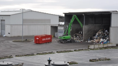 Heute wird der Müll auf der Deponie im Freien ungeladen, anstatt in der Halle links daneben. (Foto: Jonas Volland)