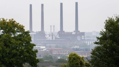 Trübe Stimmung bei Volkswagen. Können die geplanten Betriebsversammlungen Aufhellung bringen?  (Foto: Julian Stratenschulte/dpa)