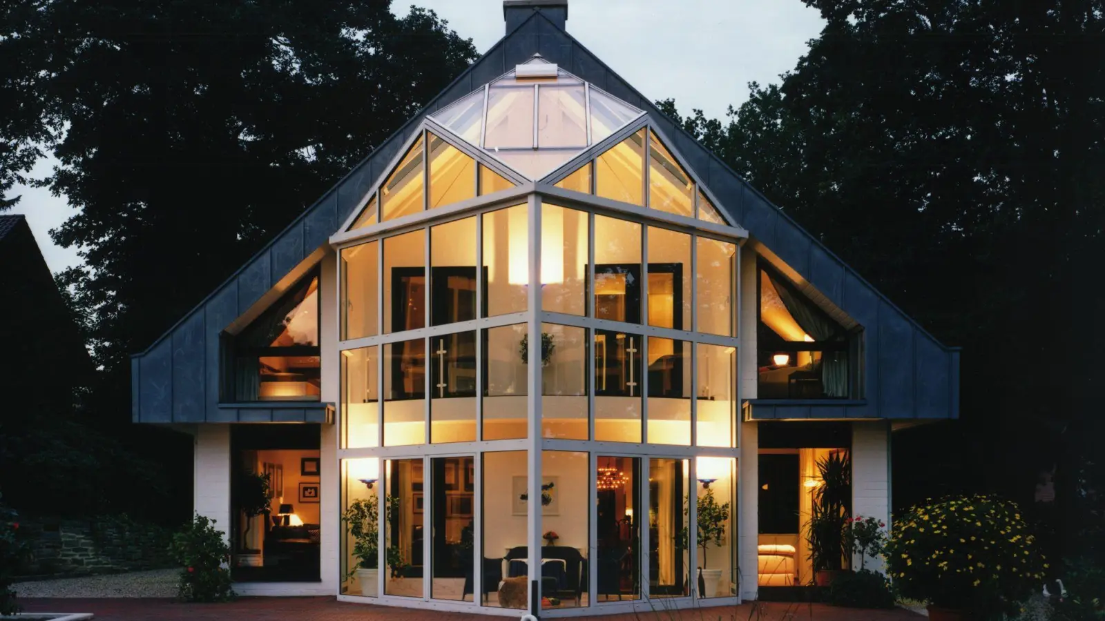 Wichtig bei der Beleuchtung von Wintergärten: Leuchten so platzieren, dass man nicht durch Spiegelungen stark geblendet wird.  (Foto: Licht.de/dpa-tmn)