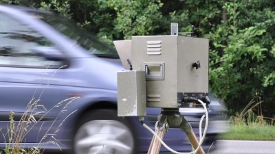 Die Gemeinde arbeitet künftig mit einer kommunalen Verkehrsüberwachung zusammen: Ab dem 1. Juni oder den 1. Juli wird eine gemeinnützige Gesellschaft Blitzer aufstellen. (Symbolbild: Manfred Blendinger)