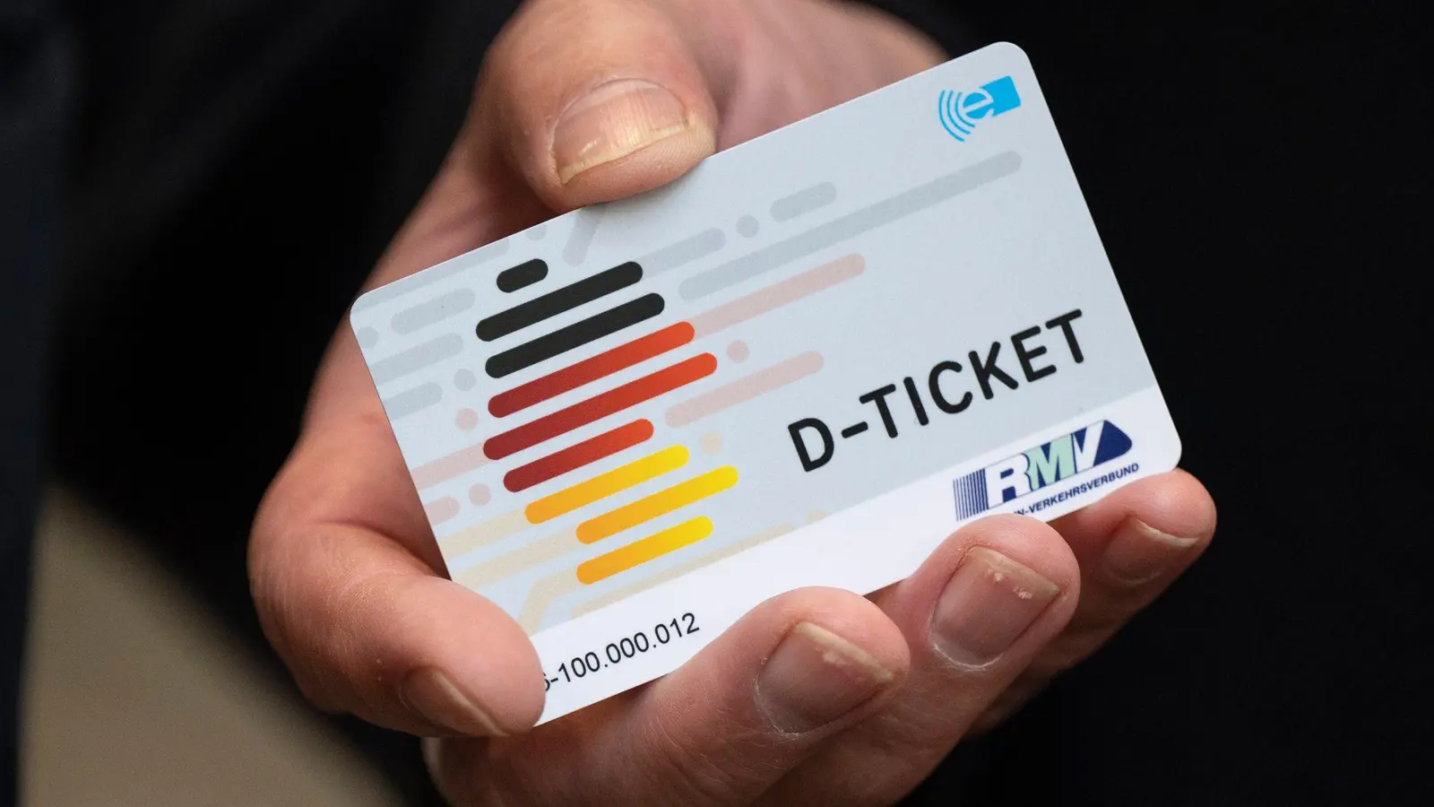 Droht mit der dem Aus der Ampel-Regierung auch das Ende des Deutschlandtickets? (Archivbild) (Foto: Boris Roessler/dpa)