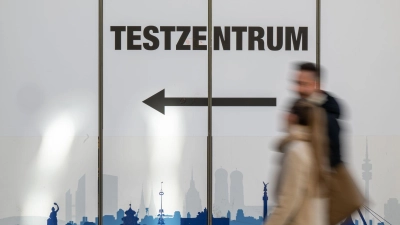 Zwei Männer sollen in Oberbayern in Corona-Testzentren Leistungen abgerechnet haben, die gar nicht erbracht worden. (Symbolbild) (Foto: Peter Kneffel/dpa)