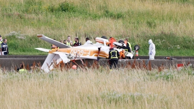 Polizisten und Rettungskräfte stehen an der Absturzstelle der Cessna bei Collégien. (Foto: Olympia De Maismont/AFP/dpa)