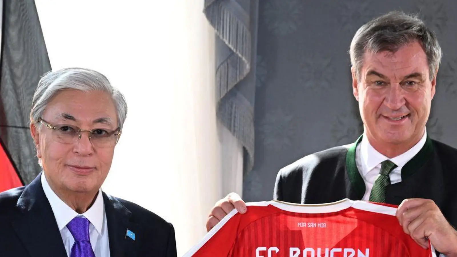 Ein Trikot als Geschenk: Markus Söder empfängt den Präsidenten Kasachstans. (Foto: Felix Hörhager/dpa)