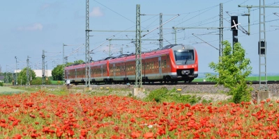 Ein Regionalexpress des RE10 zwischen Würzburg und Nürnberg bei Markt Einersheim: Ein defektes Stellwerk beeinträchtigt massiv den Zugverkehr. (Archivbild: Johannes Hirschlach)