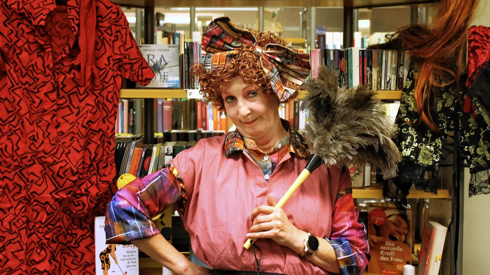 Trat ihm Rahmen des Jubiläumsprogramms in der Ansbacher Stadtbücherei auf: Constance Debus als Putzfrau Illona. (Foto: Eva Leidel)