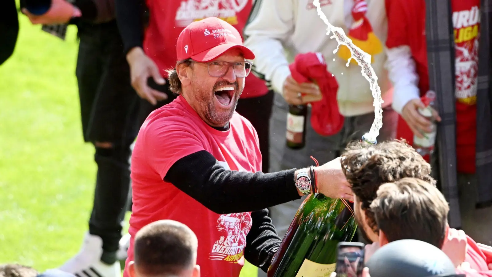 Trainer, Party-Tier und Identifikationsfigur: Energie-Coach Claus-Dieter Wollitz.  (Foto: Jens Niering/dpa)
