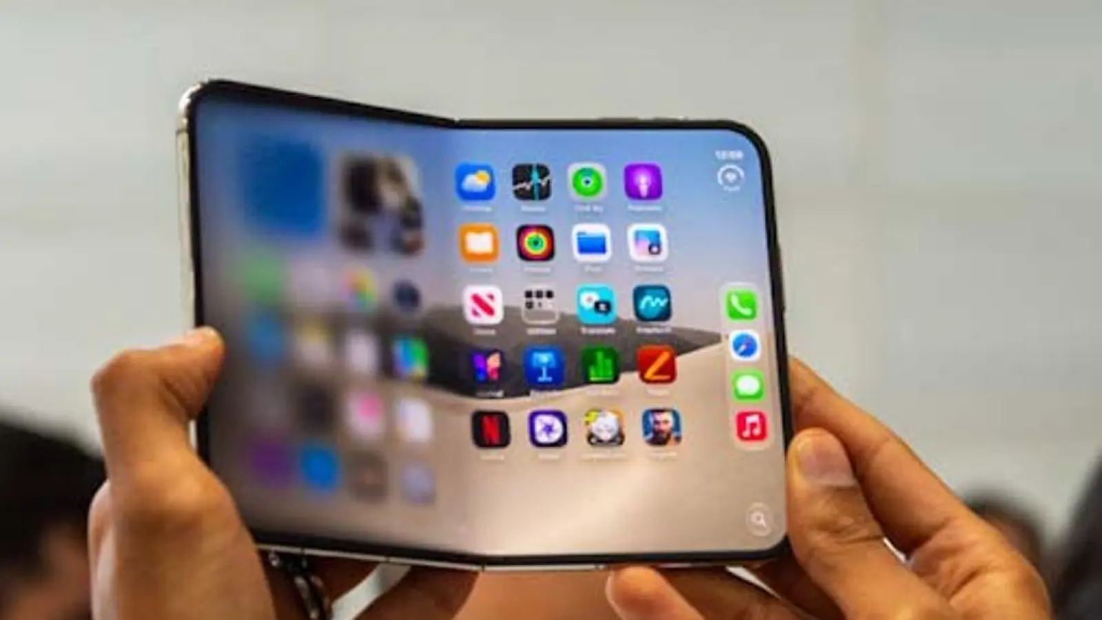 Foldables wie das iPhone Duo hier im Bild brauchen besondere Vorsicht: Scharniere und Innendisplays sollten nicht mit Gewalt belastet werden. (Foto: Andrej Sokolow/dpa)