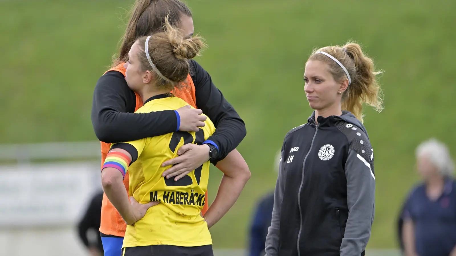 Wieder war Trost nötig für den SVW, für den die Zwillinge Maren Haberäcker (links) und Leonie Haberäcker (rechts, hier nach dem Spiel gegen Wolfsburg) erstmals wieder zusammen aktiv waren. (Foto: Martin Rügner)