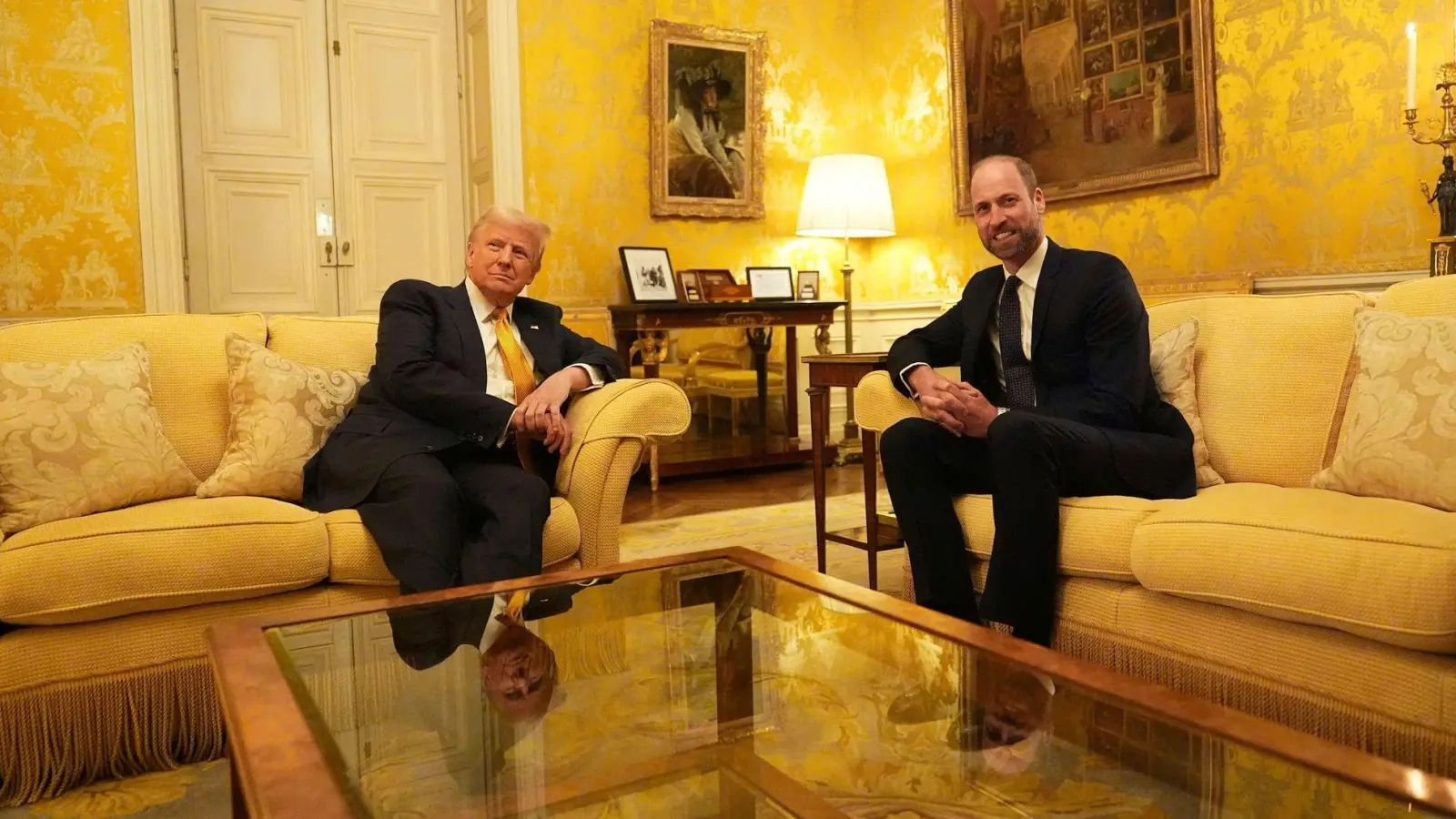 Trump nutzte seinen Besuch in Paris auch für ein Treffen mit dem britischen Thronfolger. (Foto: Aaron Chown/Pool PA/AP/dpa)