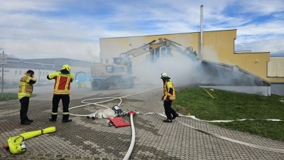 Zu erheblicher Rauchentwicklung führte der Brand in der Hackschnitzelheizung der Mittelschule in Bechhofen. (Foto: Wolfgang Grebenhof)