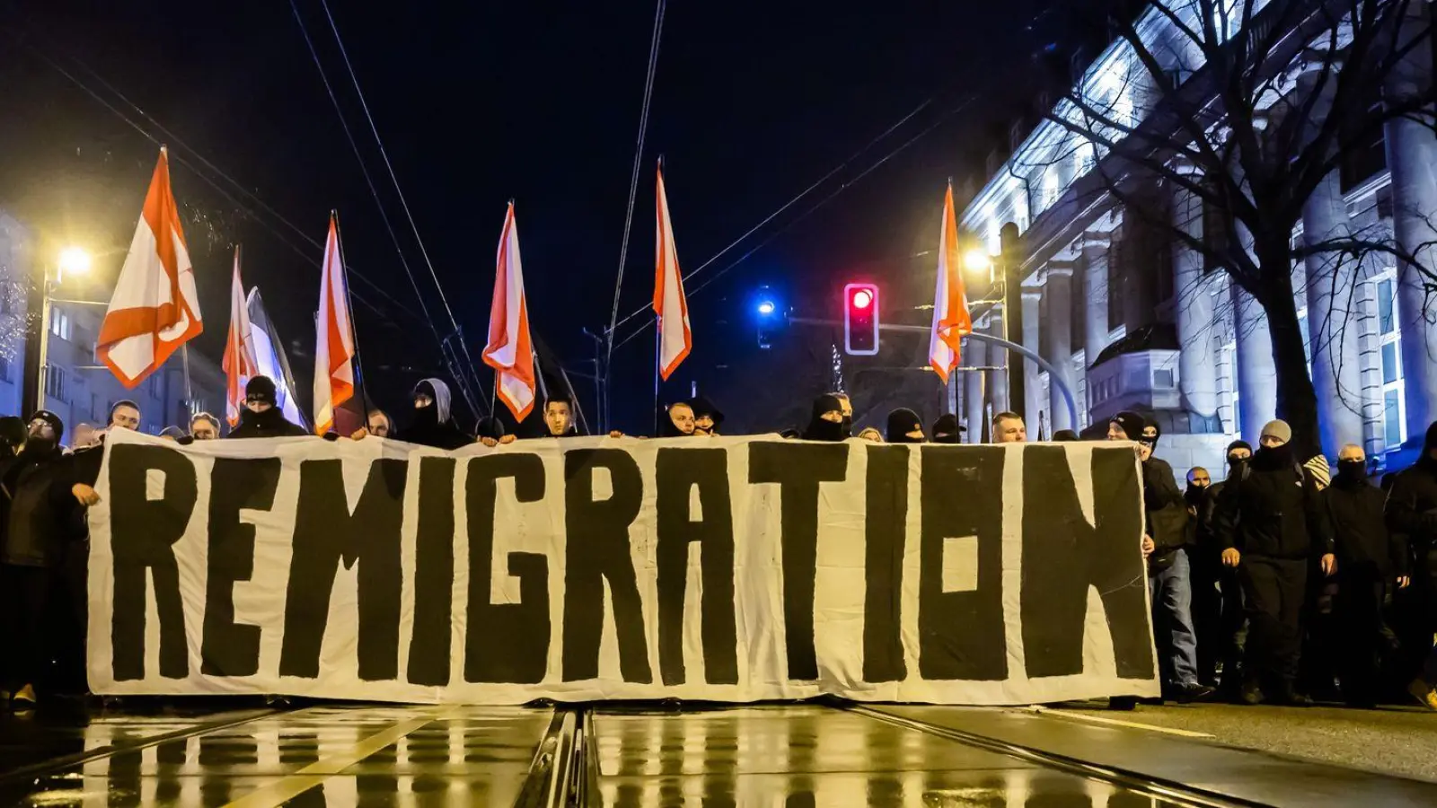 „Remigration“ steht bei einer Demonstration rechter Gruppierungen in Magdeburg auf einem Banner. (Foto: dpa)